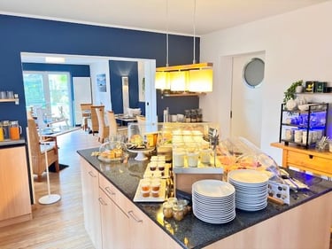 Hotel DunenNest - Ansicht reichhaltiges Frühstücksbüffet