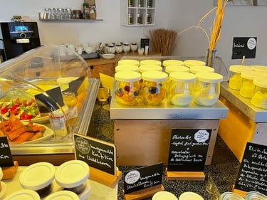 Hotel DunenNest - Frühstücksbüffet, frischer Obsalat und hausgemachte Marmeladen
