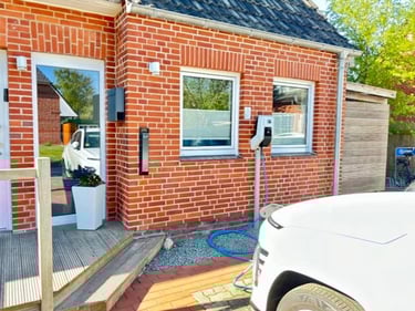 Hotel DunenNest - Hausansicht, Ladestation, Parkplatz