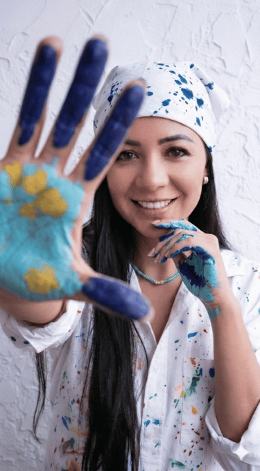 Proceso de creación de un retrato artístico pintado a mano en gran formato por una artista retratist