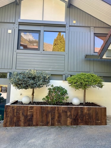 Aménagement de jardinières en bois sur mesure à Talloires