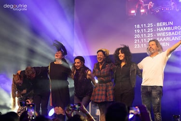 Dynamische Konzert- und Eventfotografie im Scheinwerferlicht auf der Bühne.