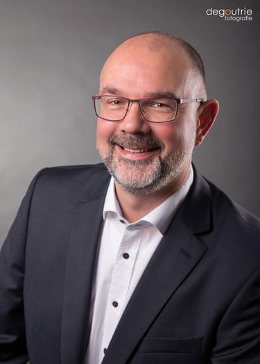 Professionelles Business-Portrait eines Mitarbeiters für die Unternehmenskommunikation in Hanau.