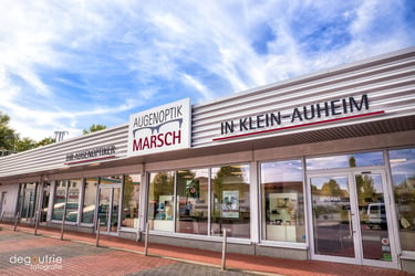 Gewerbliche Außenaufnahme eines Fachgeschäfts für Augenoptik in Hanau.