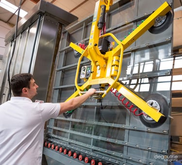 Industriefotografie: Mitarbeiter bedient eine Vakuum-Glashebevorrichtung bei Frankfurt.