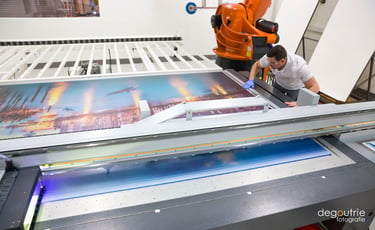 Prozessdokumentation in einer Druckerei: Eine laufende industrielle Digitaldruckmaschine.