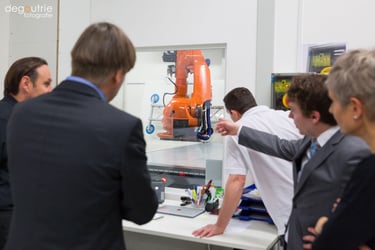 Professionelle Industriefotografie geschäftliche Werksführung Kundengespräch in Frankfurt.