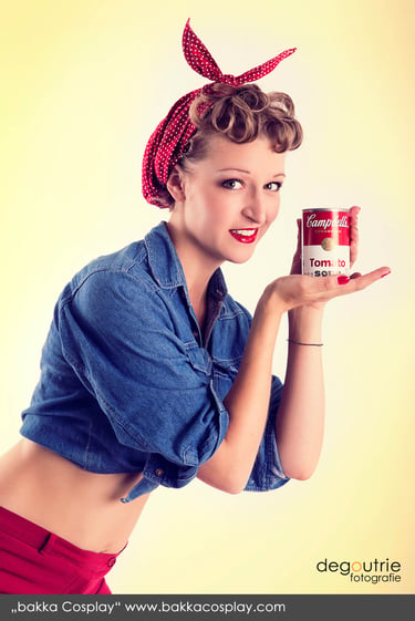 Kreatives Portrait im Vintage Pin-up-Look im Studio. Mit bakka Cosplay Florence Heyer.