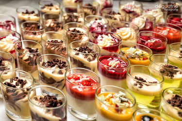 Nahaufnahme eines edlen Dessert-Büffets mit verschiedenen süßen Kleinigkeiten.