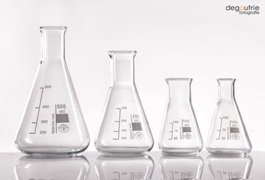 Clean gestaltete Produkt- und Industriefotografie von vier chemischen Erlenmeyerkolben.