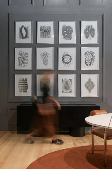 Cuadros de autor en blanco y negro ubicados en living moderno de la colección Darkhouse