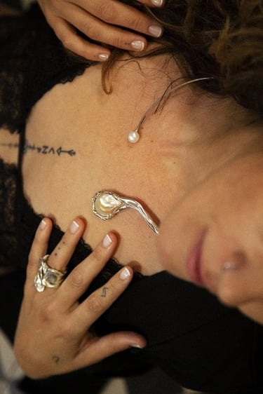 Conjunto de anillo y collar de plata con perla barroca