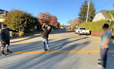 Urban golf swing challenge with three players and three clubs
