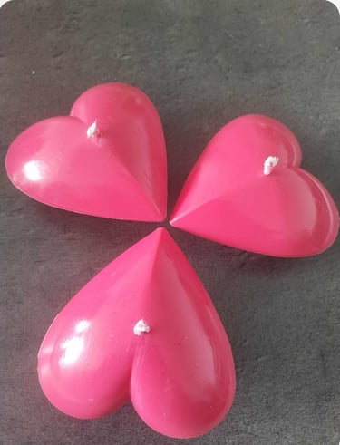 3 bougies en forme de coeur rouge