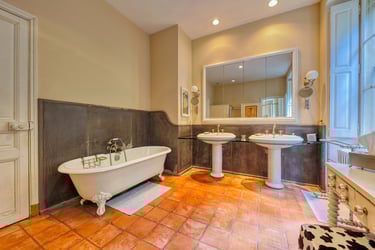 Salle de bain élégante avec marbre dans une maison de maître à Marseille, capturée par un photographe immobilier à Toulon.