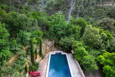 Terrain boisé d'une maison de maître avec piscine, en plein cœur du Parc national des Calanques à Marseille, vue aérienne.