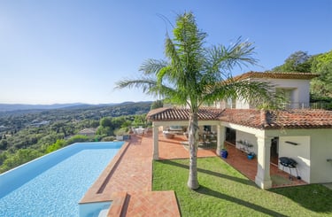 Vue aérienne d'une villa résidentiel à Hyères, capturée par un drone.