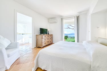Photographie intérieure d'une chambre spacieuse à Fréjus, réalisée par un photographe immobilier professionnel