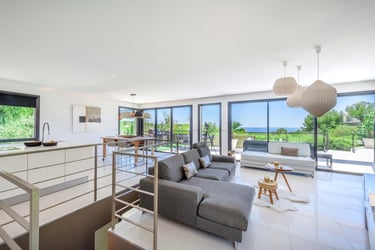 Villa de luxe à Bandol avec vue mer, design moderne.
