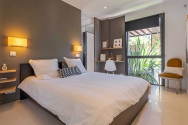 Prise de vue intérieure d'une chambre à coucher spacieuse à Toulon, pour un projet immobilier.