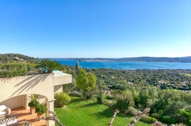 Photographie d'une villa avec terrasse à Saint-Tropez, réalisée par un photographe immobilier.