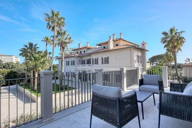 Vue aérienne d'un hôtel de luxe à Saint-Tropez, la villa louise, capturée par drone.