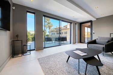 Visite virtuelle 360° d'un appartement moderne à Toulon, capturée pour une agence immobilière.