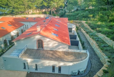 Jardin privé et terrasse vue mer pris en photo drone et en grand angle
