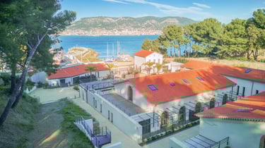 Résidence haut de gamme avec vues mer filmée en drone 4K à Toulon