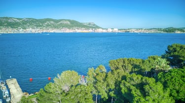 Vue mer en drone 4K d’une résidence de luxe proche de Toulon, dans le Var