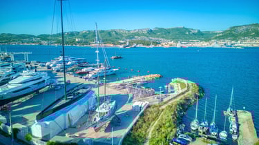 Vue drone 4K d’une résidence de luxe proche de Toulon, dans le Var