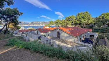 Photographie en drone depuis les espaces verts privatifs de la résidence à La Seyne-sur-Mer, cadrant les lofts avec la mer