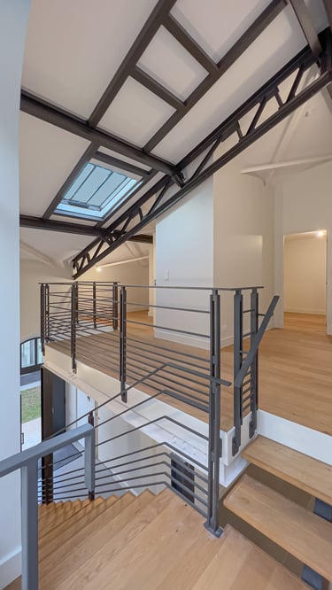 Prise de vue intérieure large d’un loft de prestige à vendre dans le Var