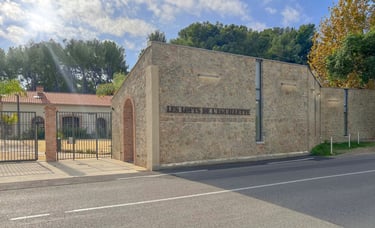 Mur d’entrée en pierre de pays offrant sécurité et charme provençal à la résidence de La Seyne-sur-Mer