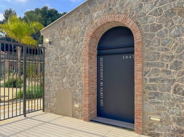 Entrée sécurisée avec mur en pierre naturelle, photographie immobilière à Toulon dans le Var (83)