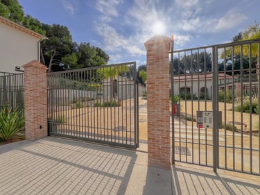 Entrée de la résidence avec portail sécurisée, photographie immobilière à Toulon dans le Var (83)