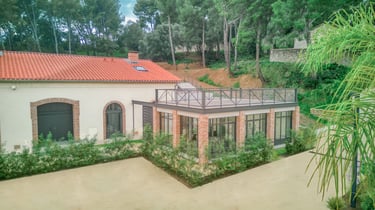 Façade moderne filmée par drone en 4K à La Seyne-sur-Mer