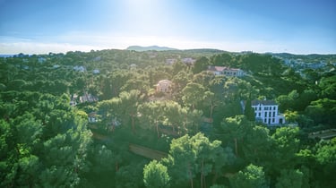 Vue drone 4K d’un quartier résidentiel sécurisé à La Seyne-sur-Mer