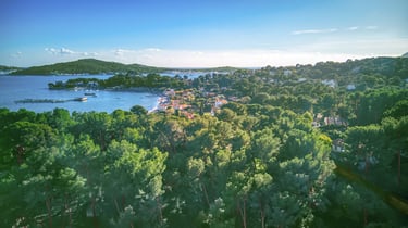 Vue drone 4K sur la mer Méditerranée depuis un rooftop à Toulon