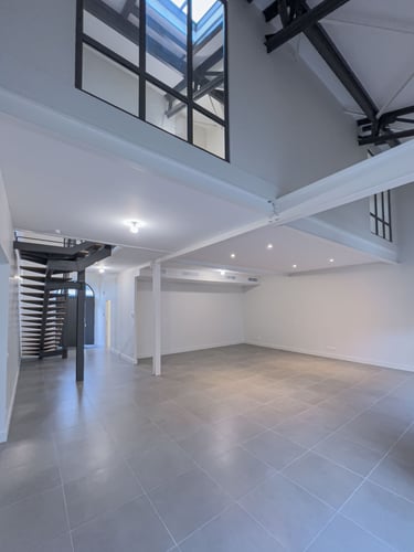 Salle à manger moderne photographiée en grand angle pour projet immobilier
