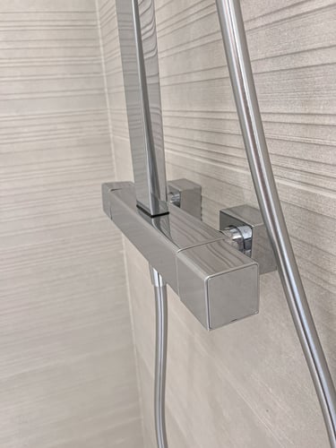 Détails élégants d’une salle de bain de prestige dans le Var, photographiés avec soin