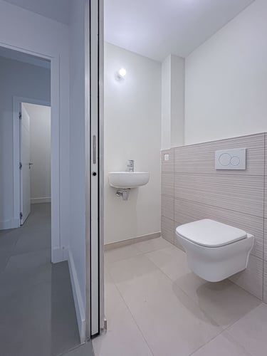WC suspendus avec finitions modernes dans une salle d’eau design, photographie immobilière à Toulon