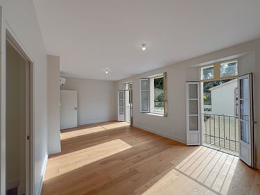 Chambre parentale capturée en photo grand angle avec visite 360° intégrée