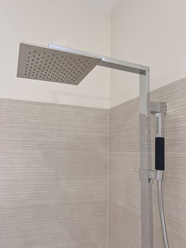 Salle de bain lumineuse avec carrelage moderne, prise de vue grand angle dans un loft à Toulon