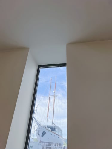 Intérieur spacieux photographié en grand angle pour projet immobilier dans le Var
