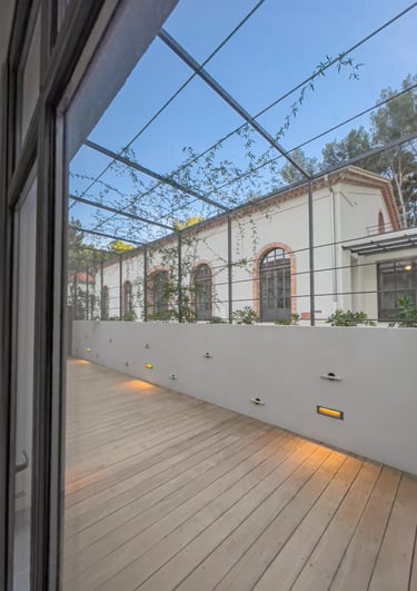 Séjour design capturé en grand angle pour un projet immobilier dans le Var