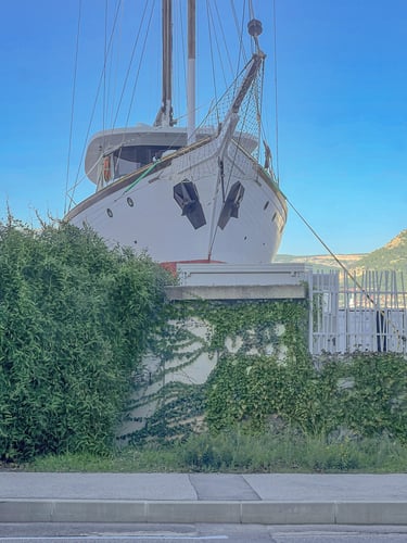 Espaces verts de la résidence sécurisée à La Seyne-sur-Mer. Des photos montrant la quiétude et le luxe.