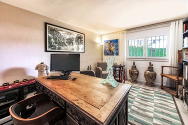 Bureau décoré dans une maison à Cuers, photographie réalisée par un professionnel immobilier à Toulon.