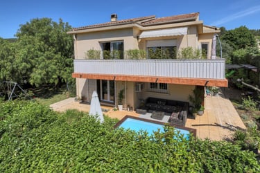 Photo professionnelle d'une maison avec piscine à Cuers, optimisée pour une annonce immobilière.