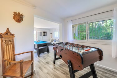 Salle de jeux moderne dans une maison à Cuers avec billard et baby-foot - Photographe immobilier à Toulon.